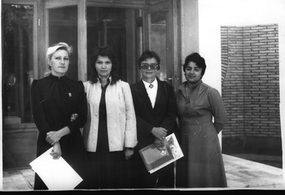 ЦВГ г. Кабул, 1986-1988, у входа в здание Советско-афганской дружбы (территория ЦВГ), слева-направо Егорова Светлана Викторовна, Прокопенко Евгения, Семиненко Ж. ЦВГ г. Кабул, 1986-1988, у входа в здание Советско-афганской дружбы (территория ЦВГ), слева-направо Егорова Светлана Викторовна, Прокопенко Евгения, Семиненко Ж.