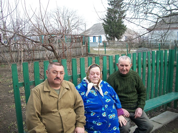 Полковник запасу, учасник бойових дій Станіслав Леонідович Гаркуша з батьками загиблого воїна-інтернаціоналіста Сергія Самойлова. Полковник запасу, учасник бойових дій Станіслав Леонідович Гаркуша з батьками загиблого воїна-інтернаціоналіста Сергія Самойлова.